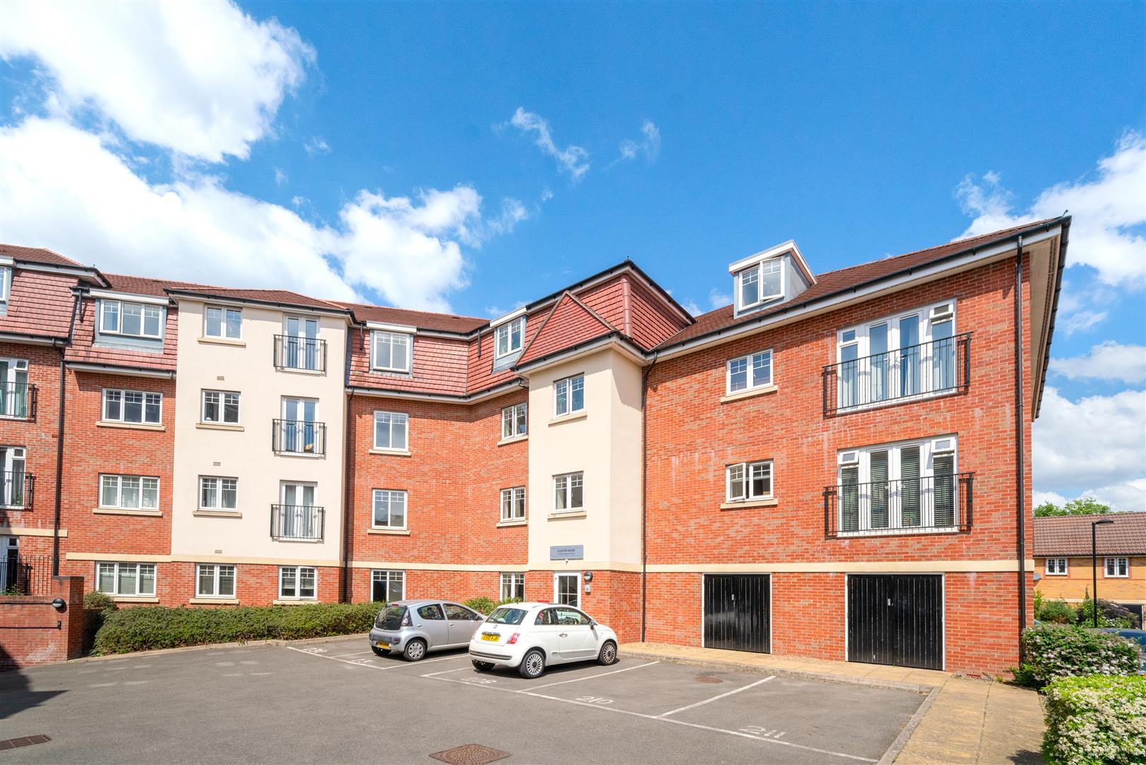 Flat Schoolgate Drive in Greater London