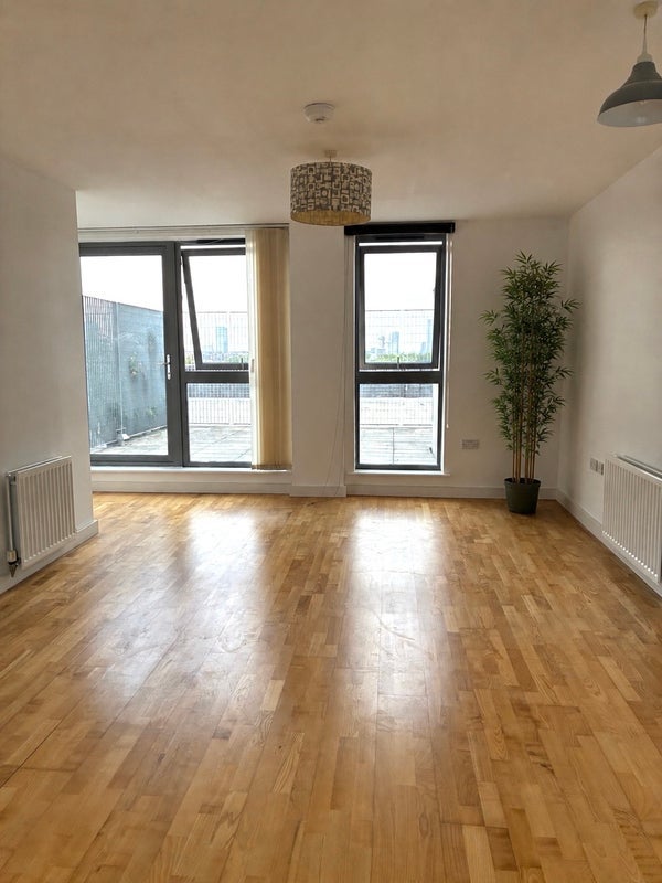 Flat Ordnance Road in Greater London