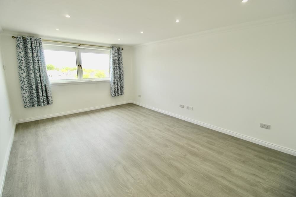 Flat Newlands Avenue in Salford