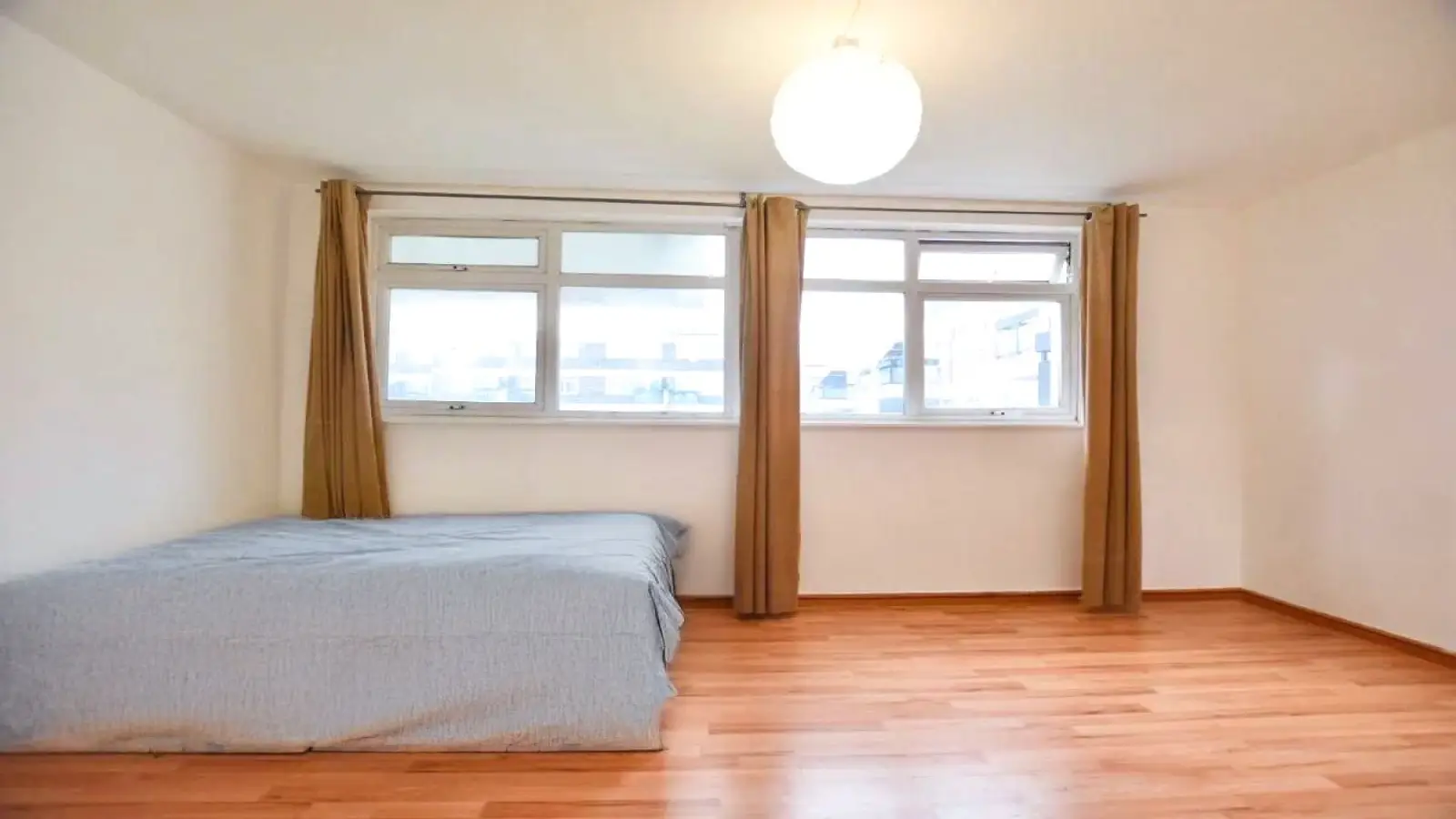Room East Road in Greater London