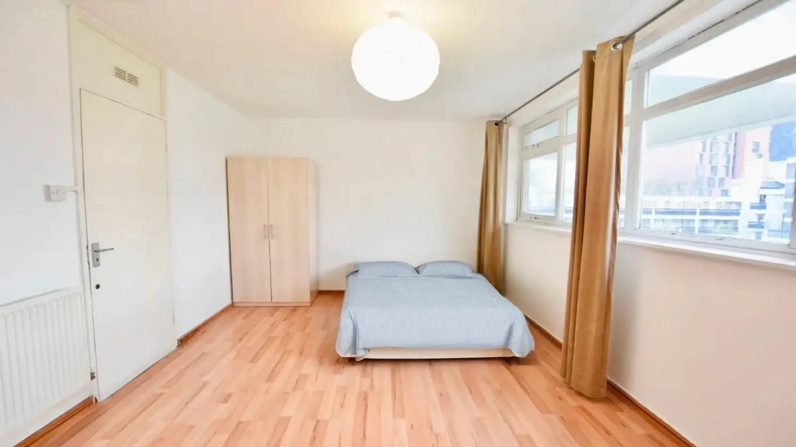 Room East Road in Greater London