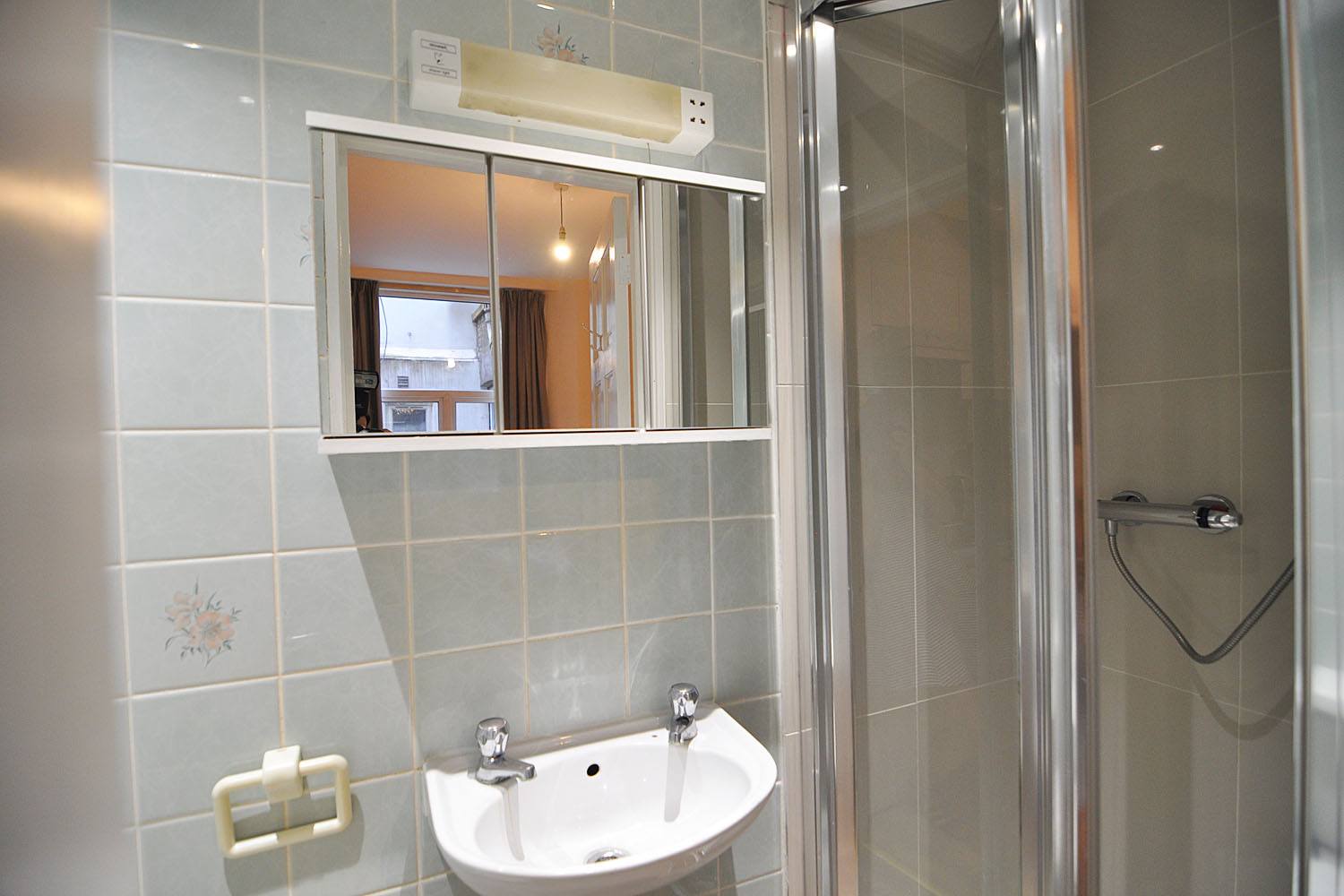 Flat Cheniston Gardens in Greater London