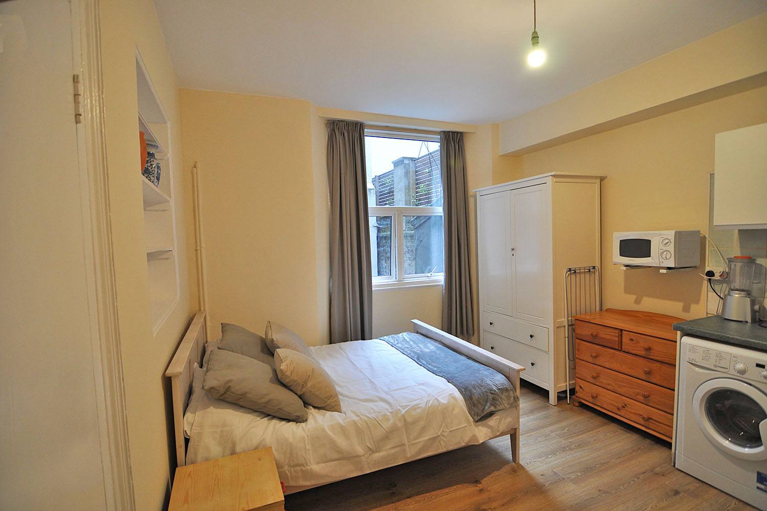 Flat Cheniston Gardens in Greater London