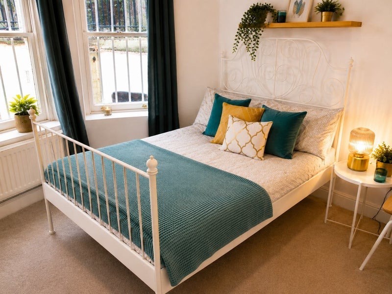 Flat Woodsford Square in Greater London
