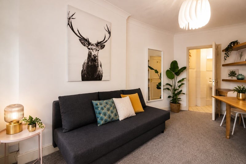 Flat Woodsford Square in Greater London