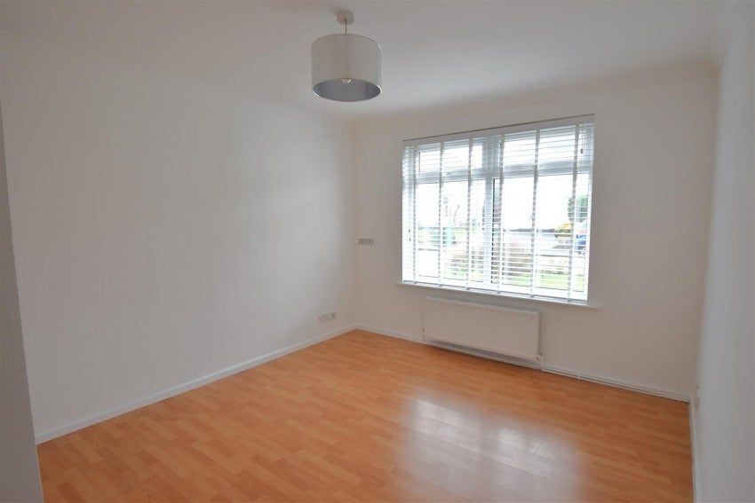 Flat Burr Close in Greater London