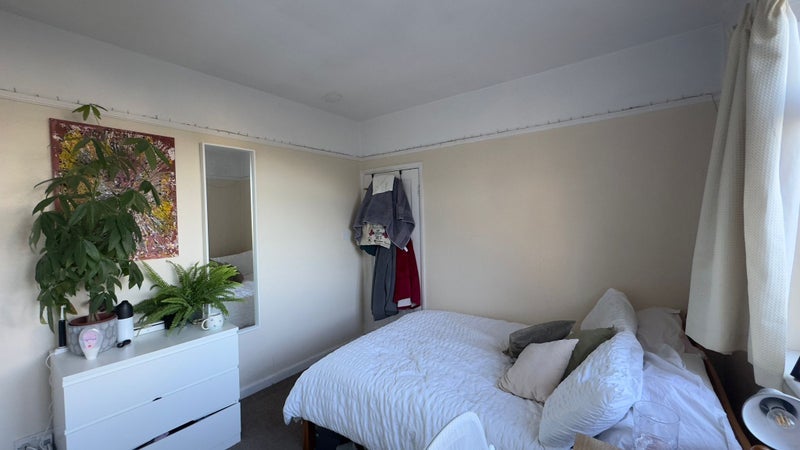 Room Lynwood Road in Greater London