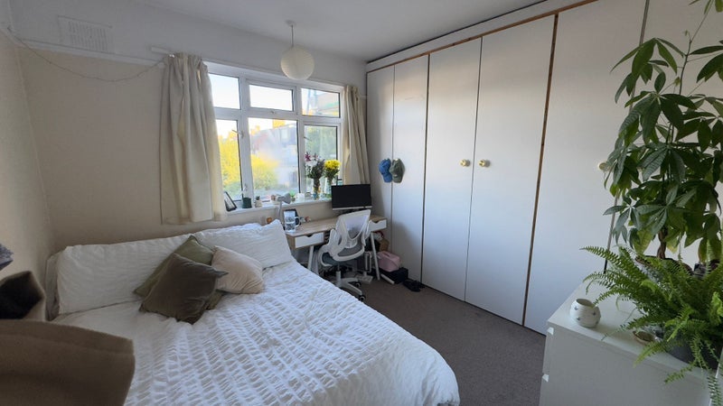 Room Lynwood Road in Greater London