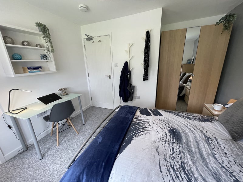 Room Lindridge Road in Metropolitan Borough of Solihull