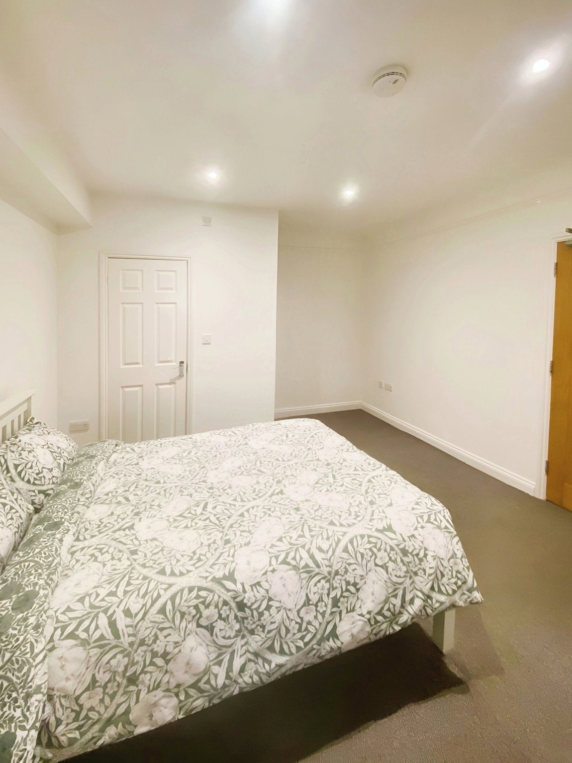 Room County Road in Swindon