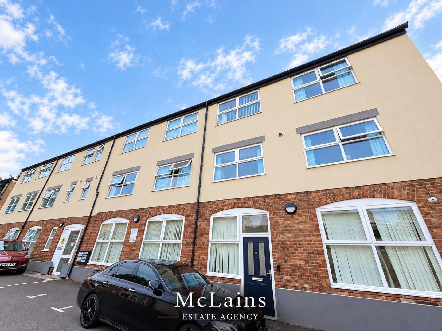 Flat Kingham Way in Luton
