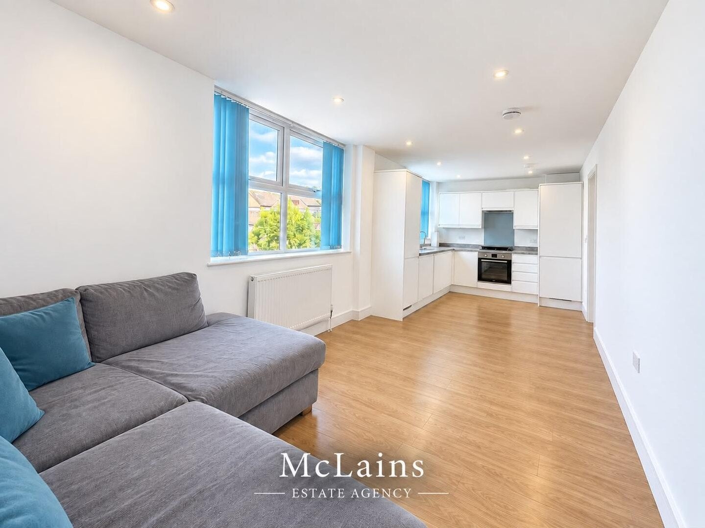 Flat Kingham Way in Luton