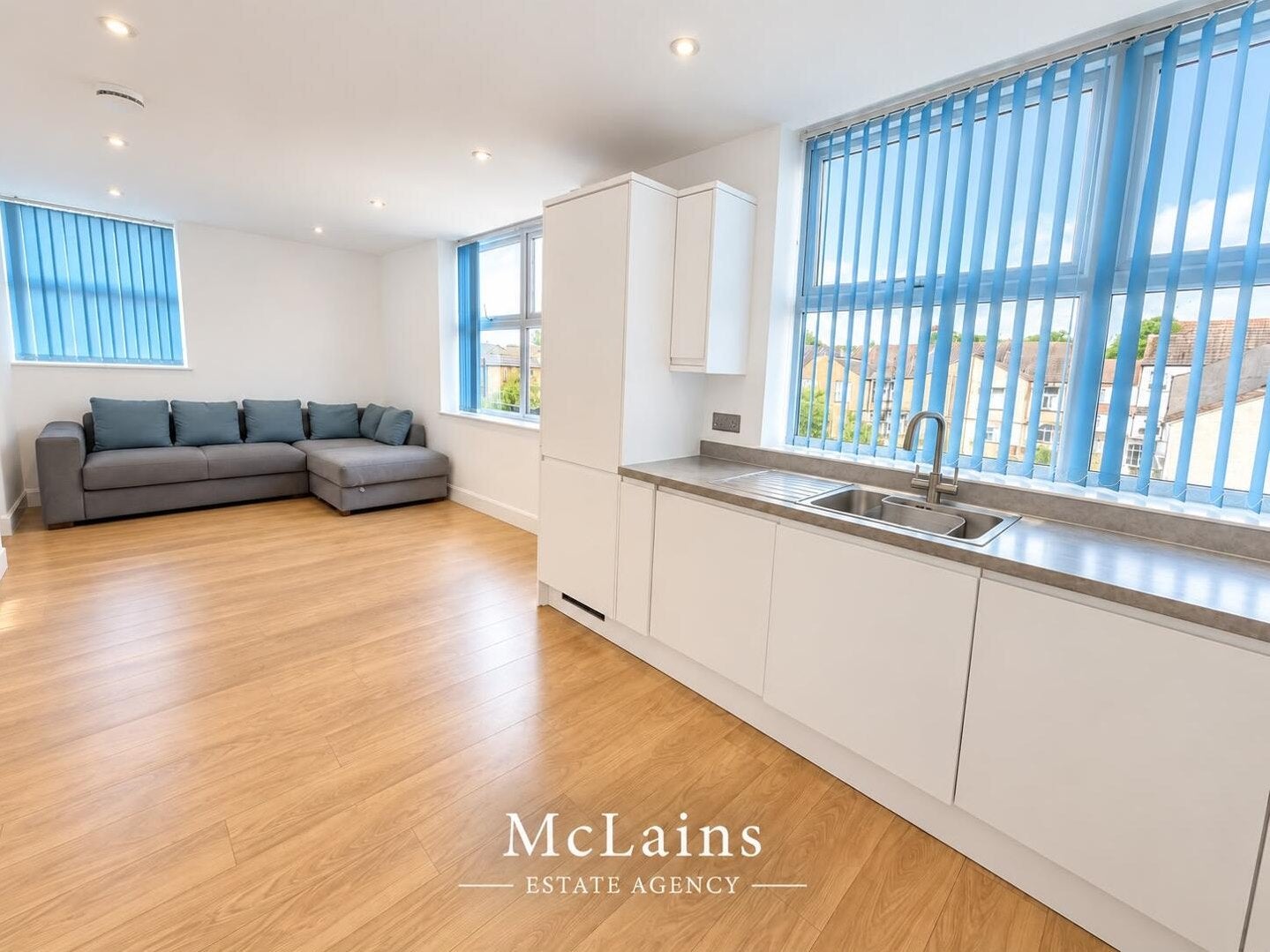 Flat Kingham Way in Luton