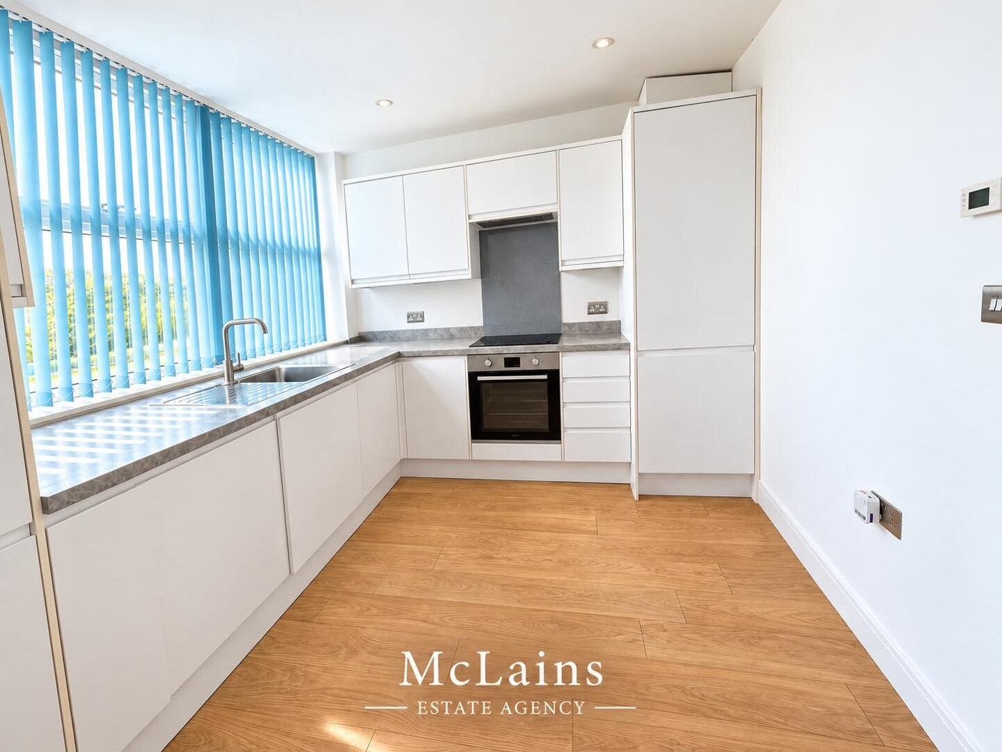 Flat Kingham Way in Luton