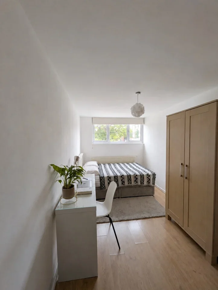 Room Henderson Close in Greater London
