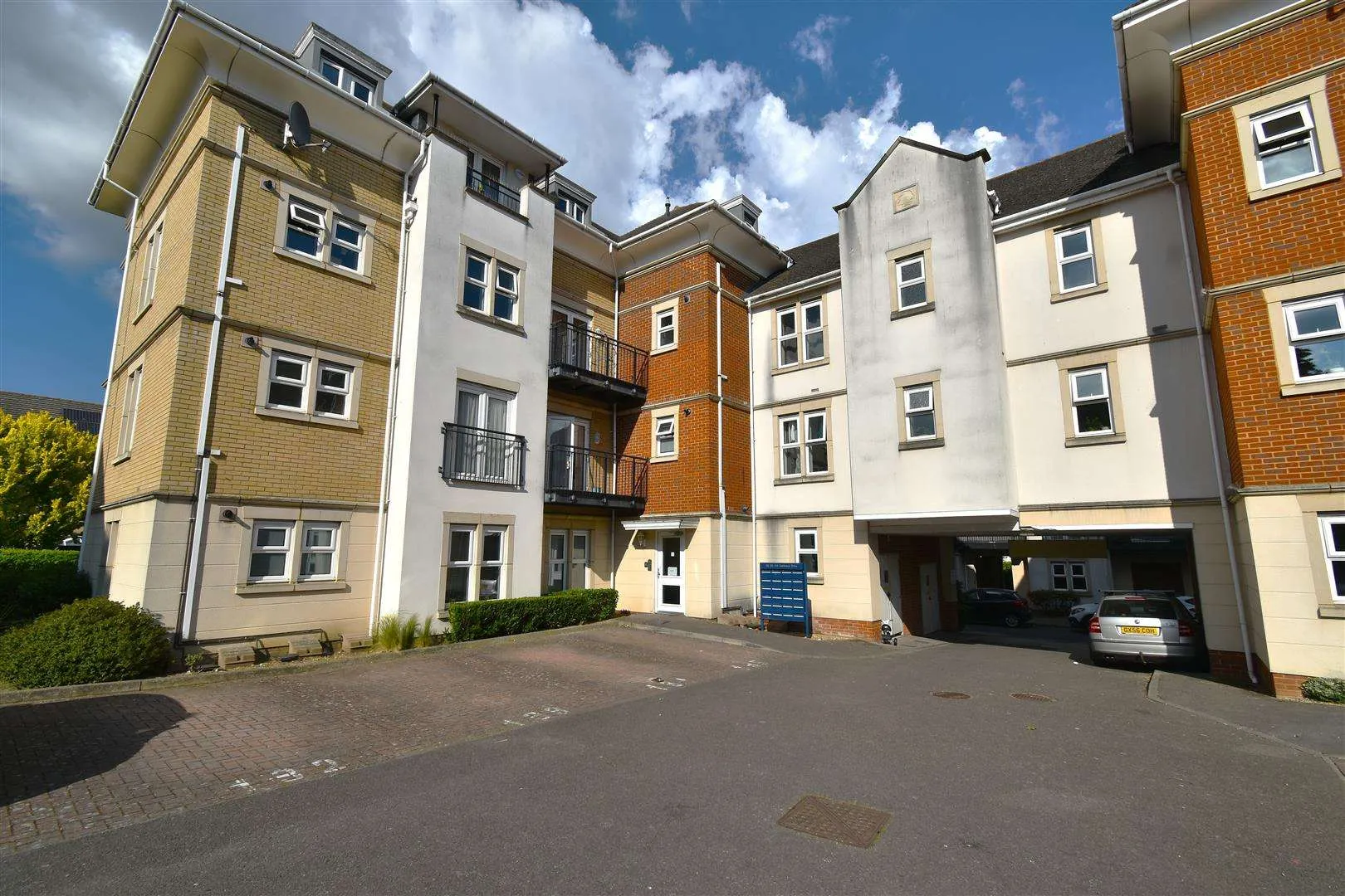 Flat Cochrane Drive in Dartford