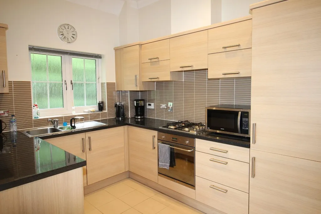Flat Hurst Court in Horsham