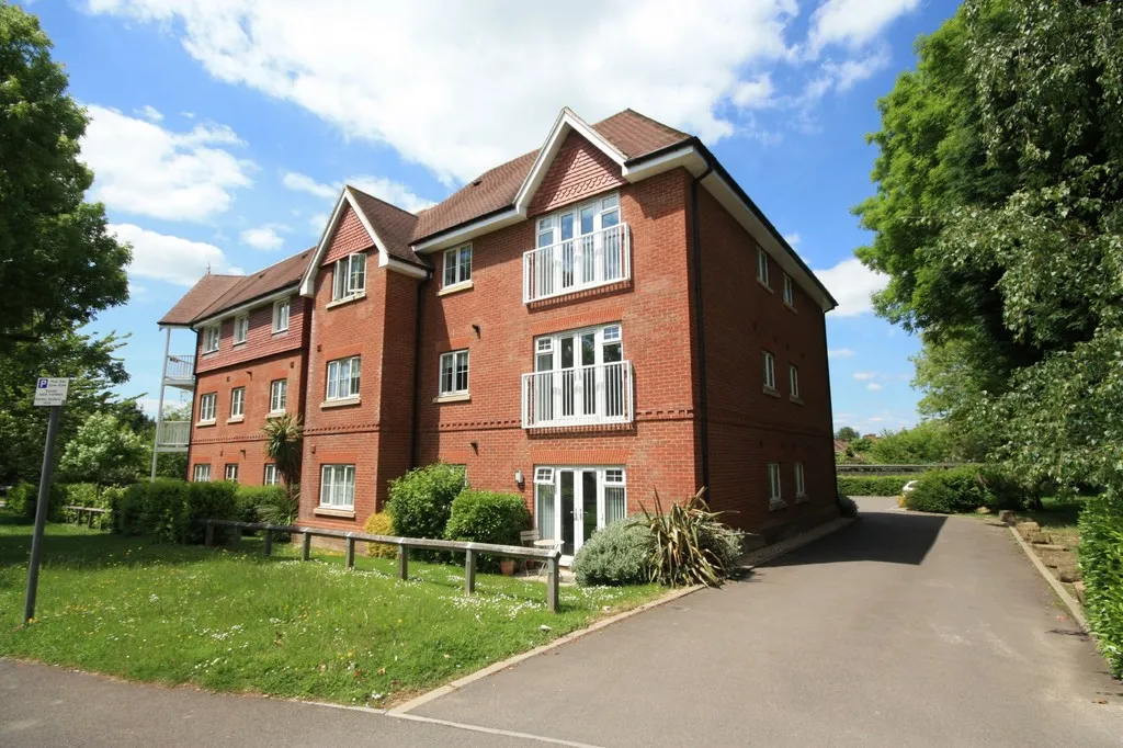 Flat Hurst Court in Horsham