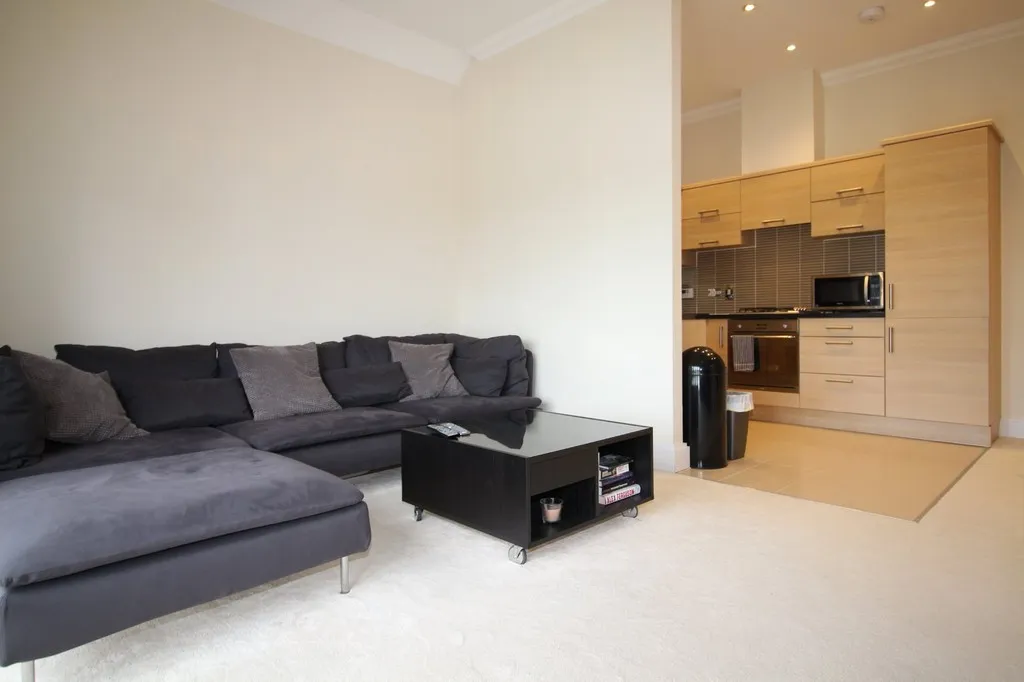 Flat Hurst Court in Horsham