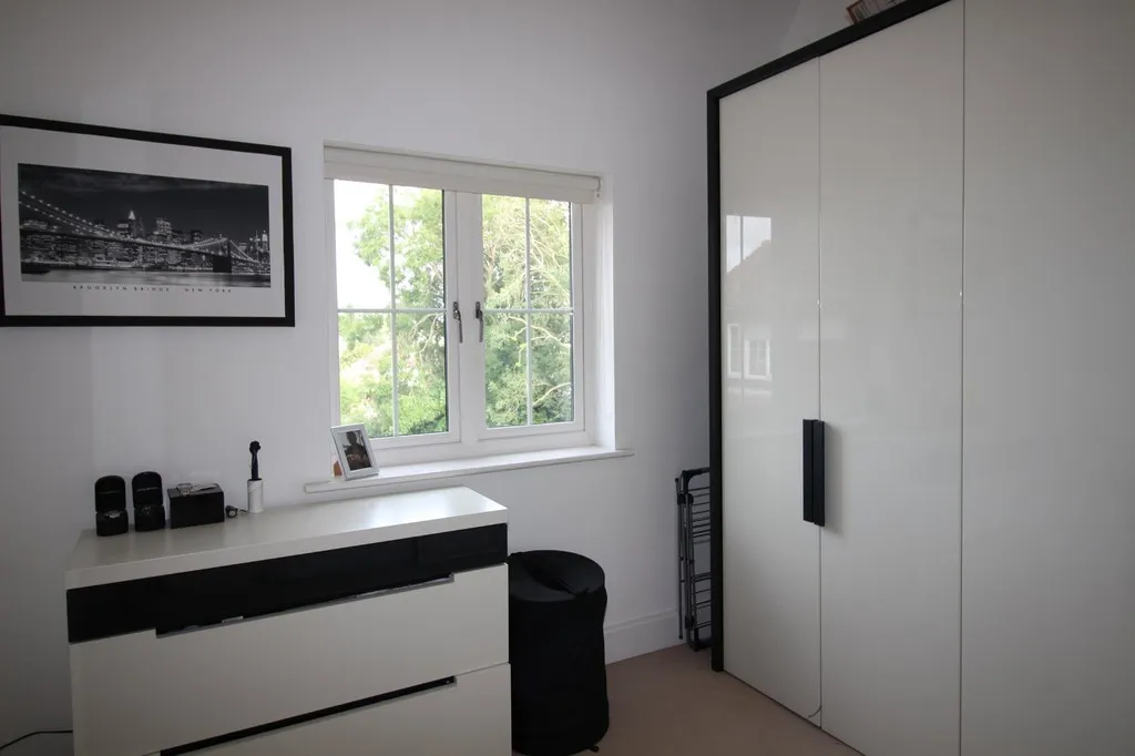 Flat Hurst Court in Horsham