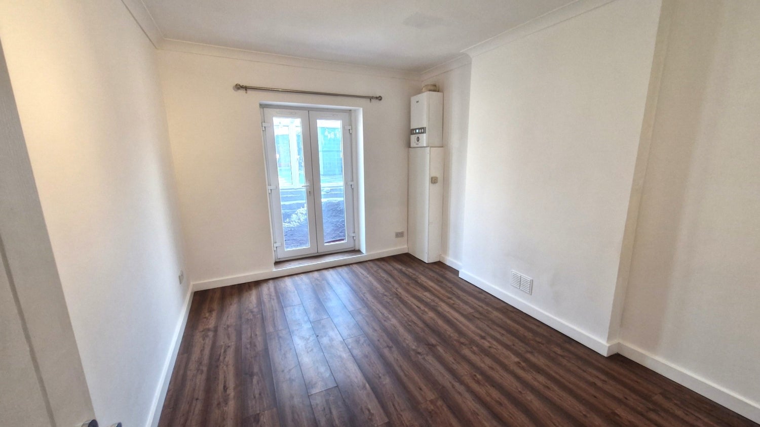 Flat Elmdene Road in Greater London