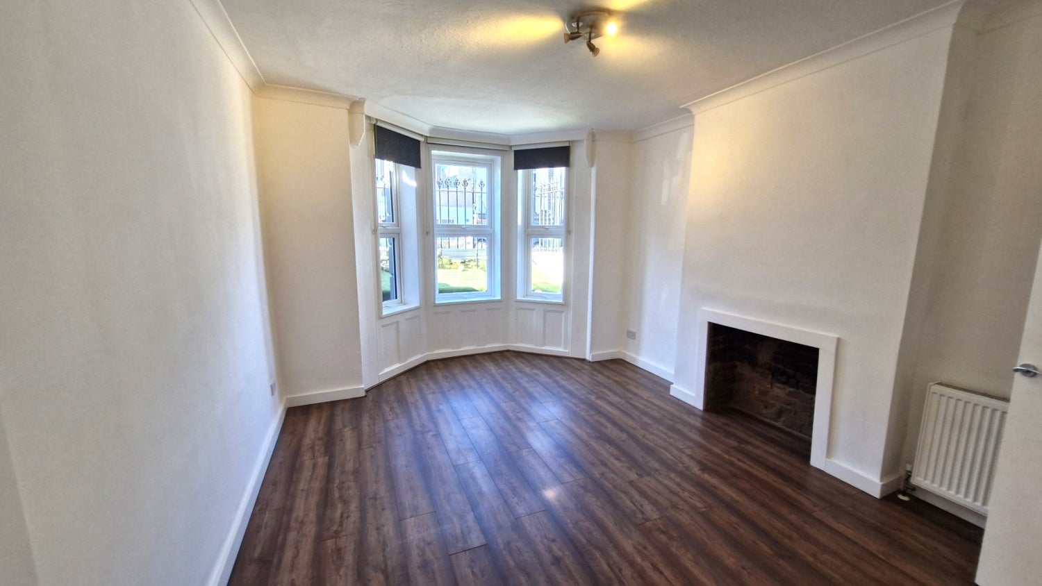 Flat Elmdene Road in Greater London