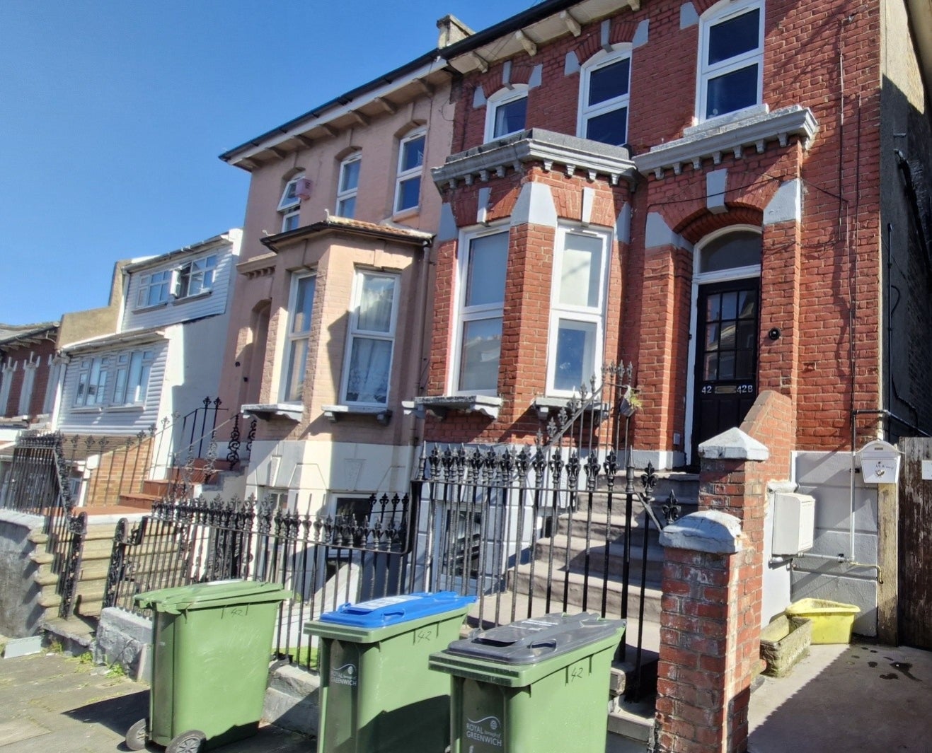 Flat Elmdene Road in Greater London