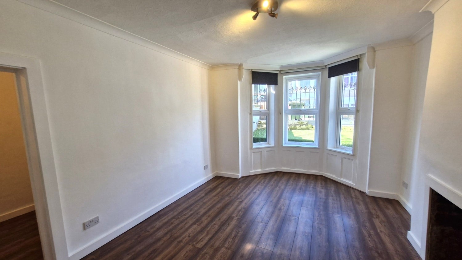 Flat Elmdene Road in Greater London