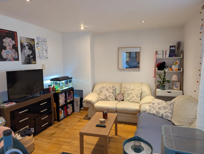 Room Mere Close in Greater London