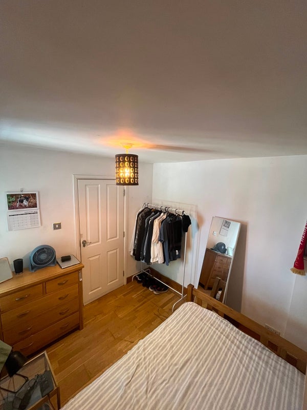 Room Mere Close in Greater London