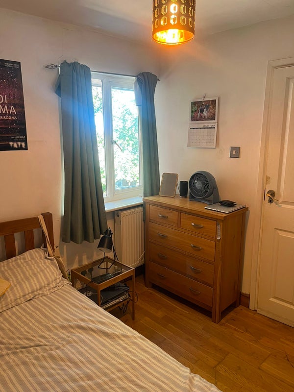 Room Mere Close in Greater London