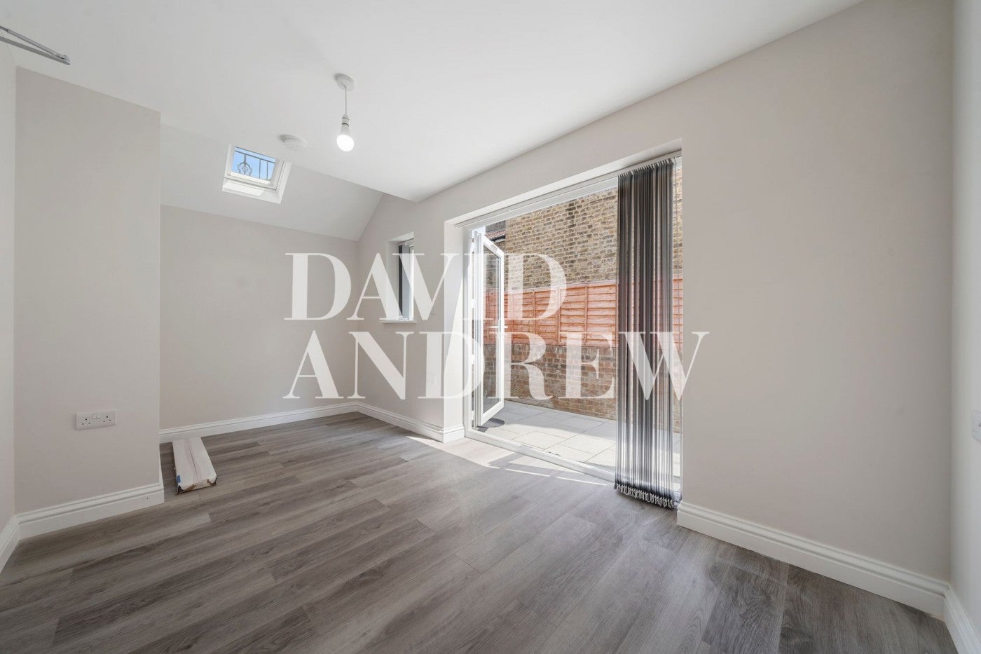 Flat Parolles Road in Greater London