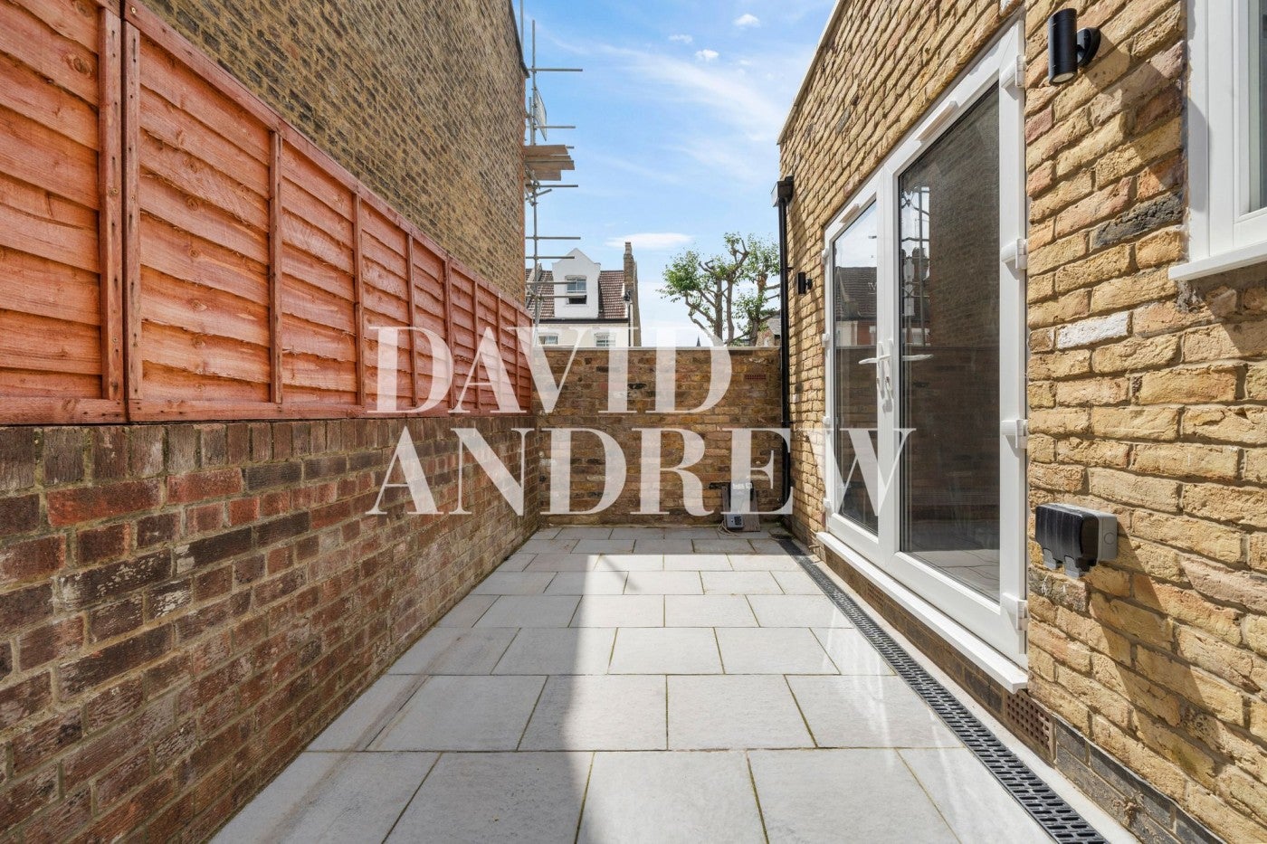 Flat Parolles Road in Greater London