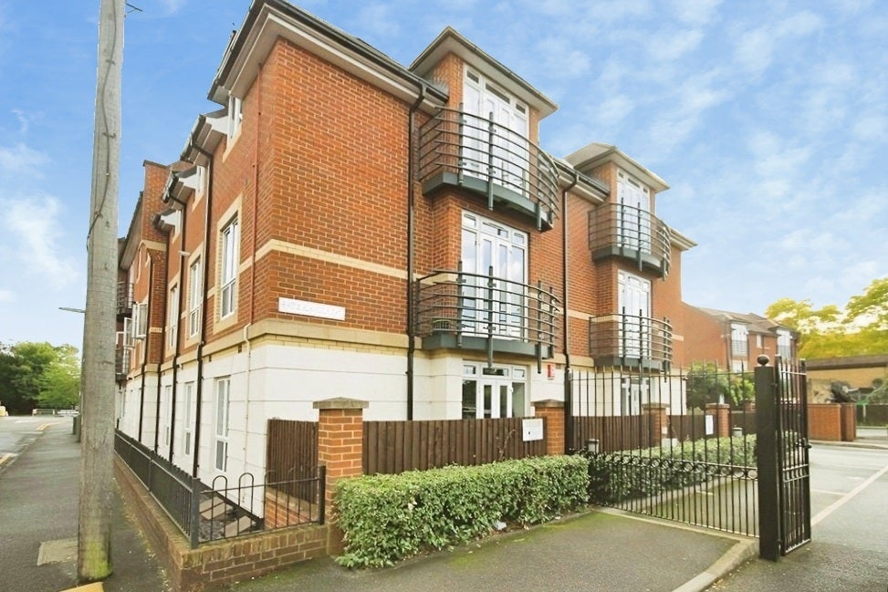 Flat Denham Road in Borough of Runnymede