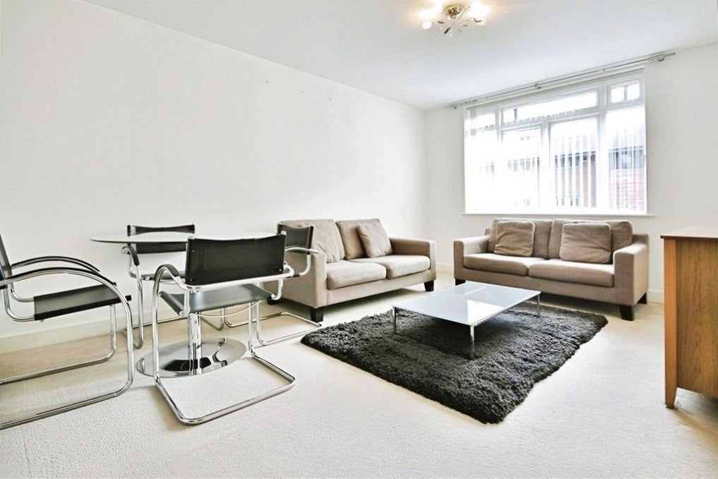 Flat Denham Road in Borough of Runnymede