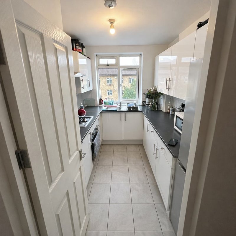 Room Allen Edwards Drive in Greater London