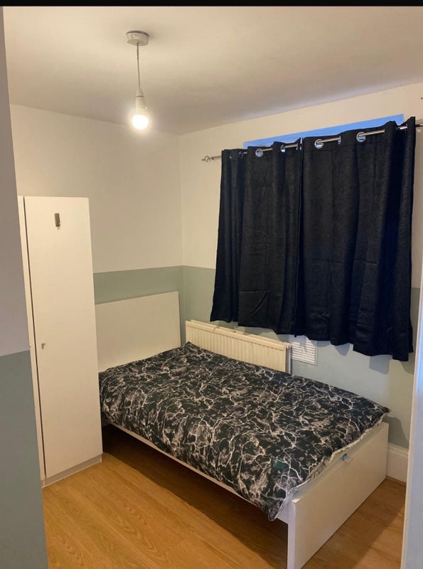 Room Allen Edwards Drive in Greater London