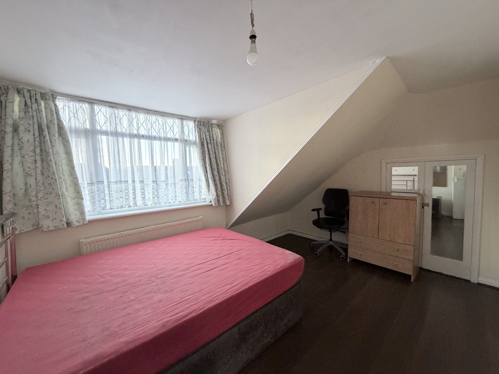 Room Woodfield Avenue in London