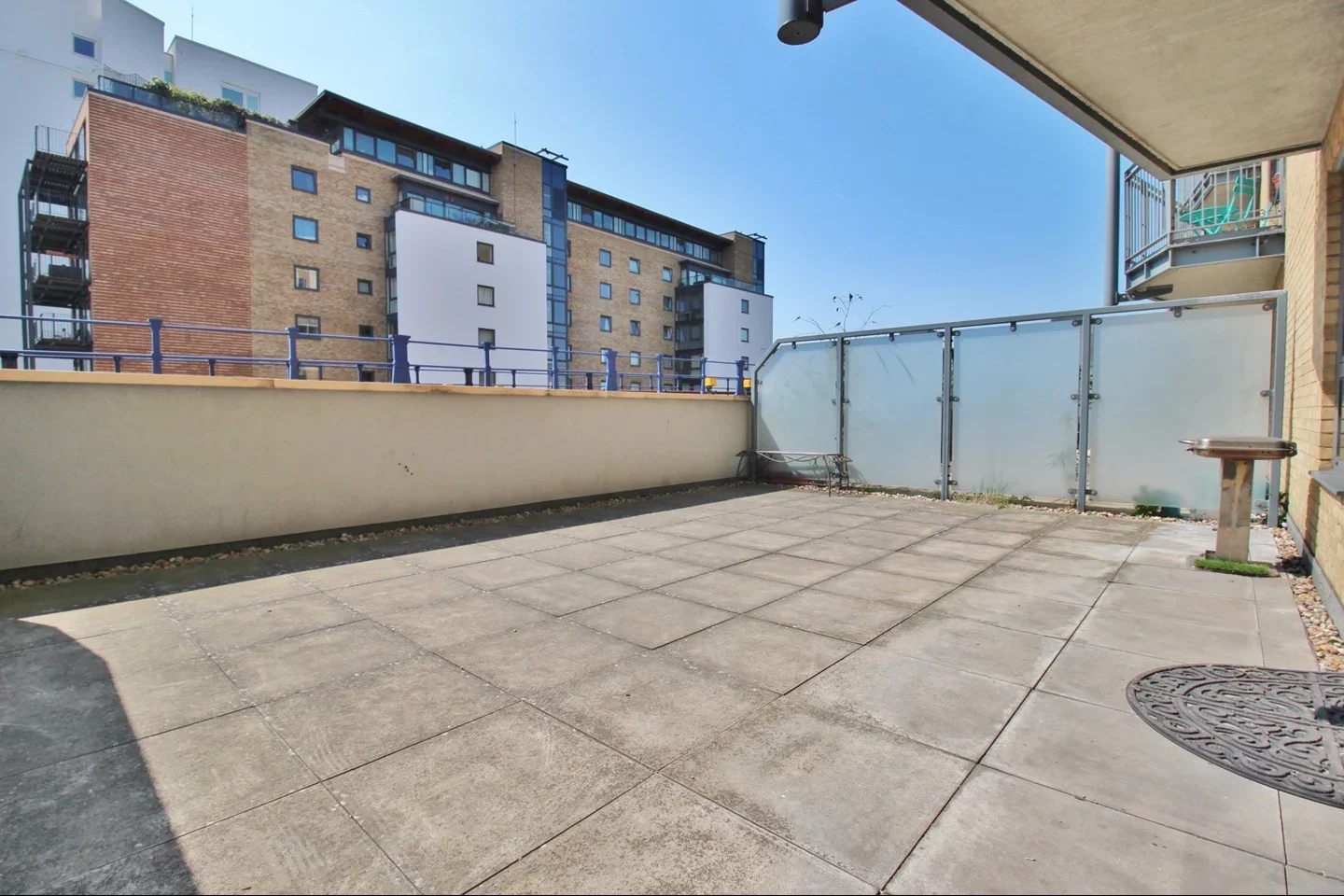 Flat Commercial Road in Greater London