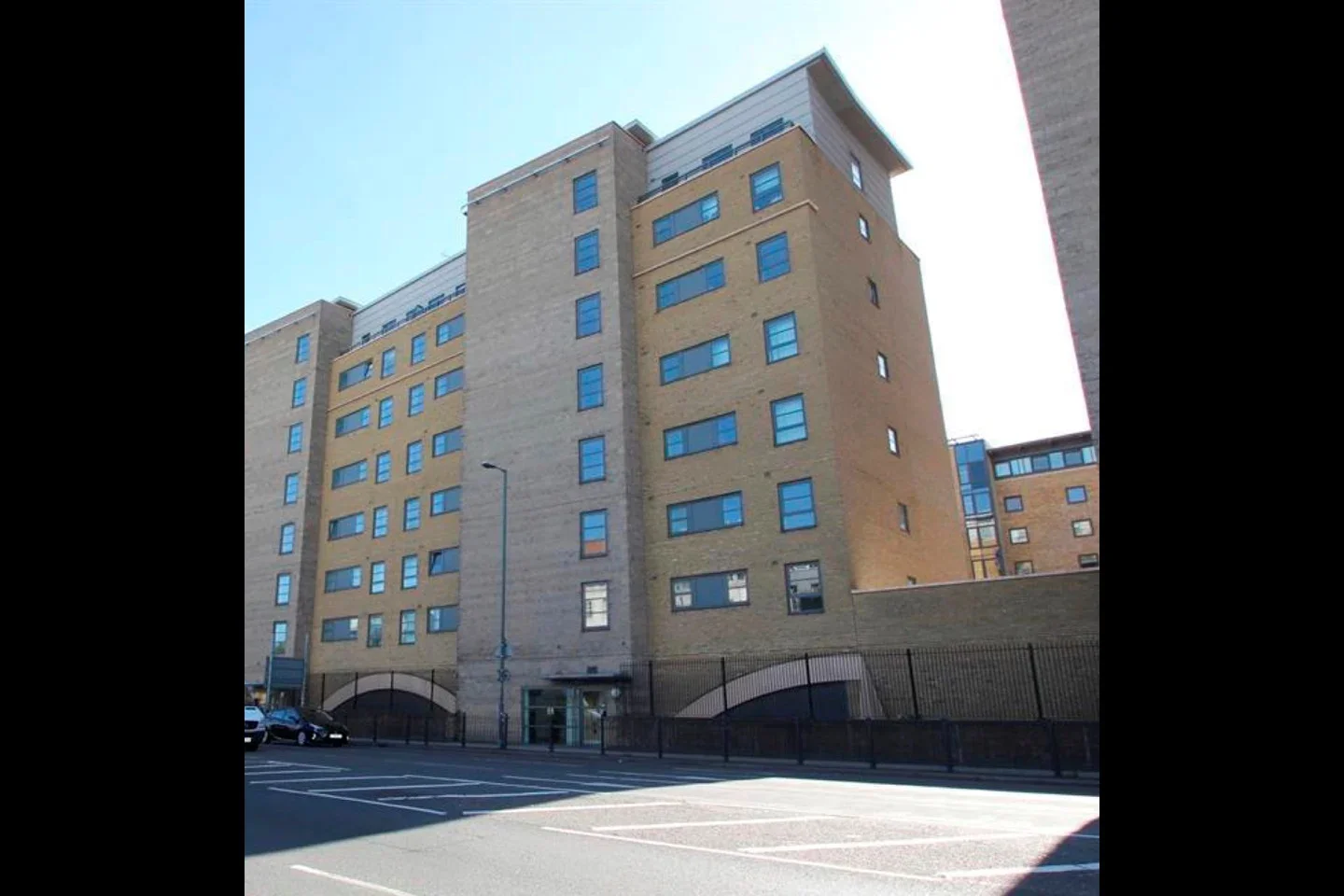 Flat Commercial Road in Greater London