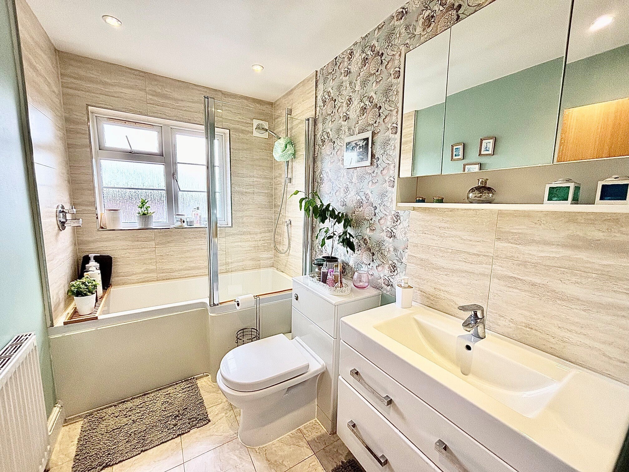 Flat Eagle Lane in Greater London
