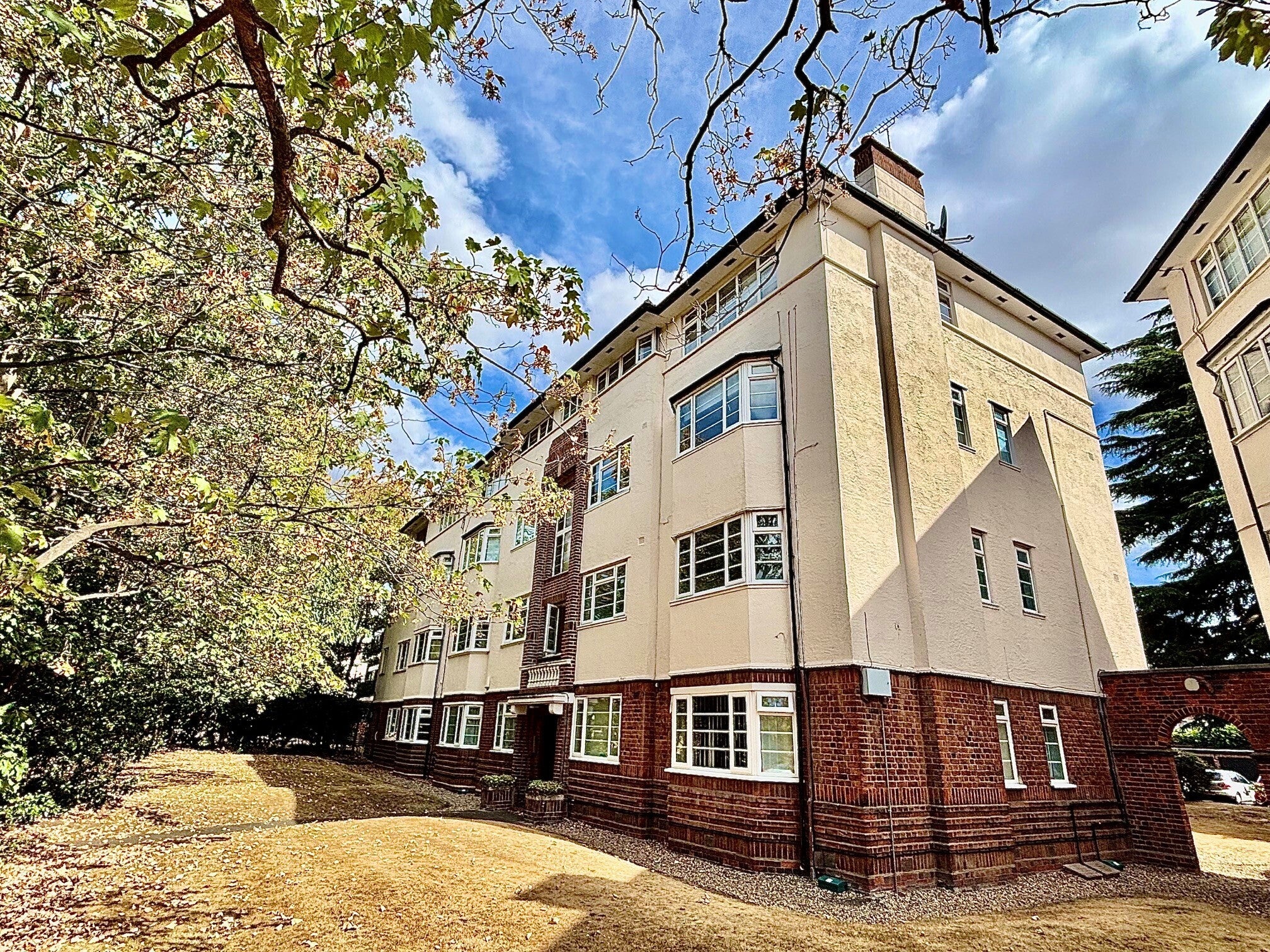 Flat Eagle Lane in Greater London