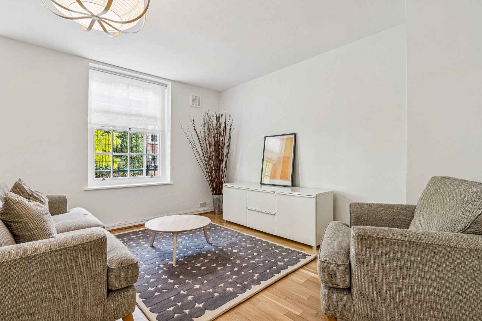 Flat Vicarage Crescent in Greater London