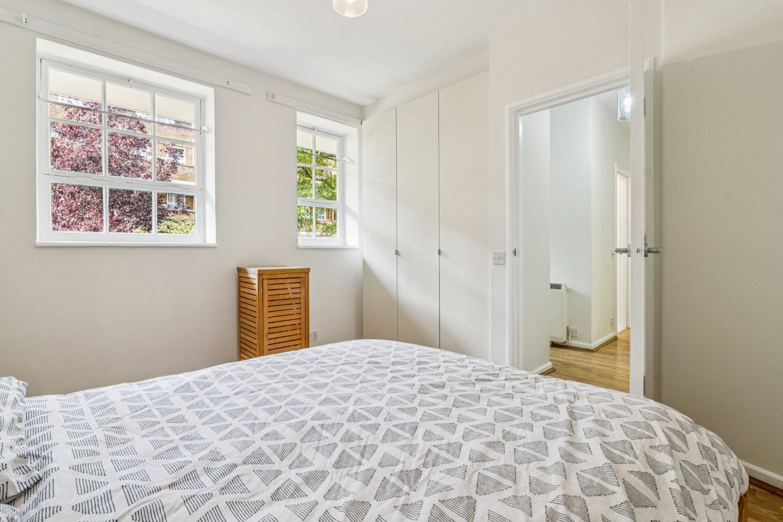 Flat Vicarage Crescent in Greater London