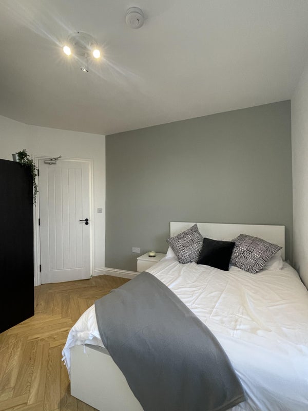 Room Endwell Road in Greater London