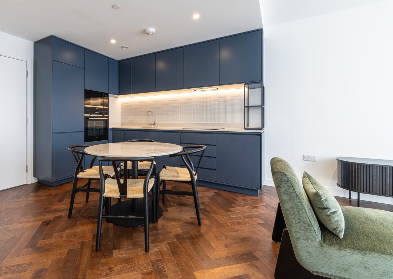 Flat Ribbon Lane in Greater London
