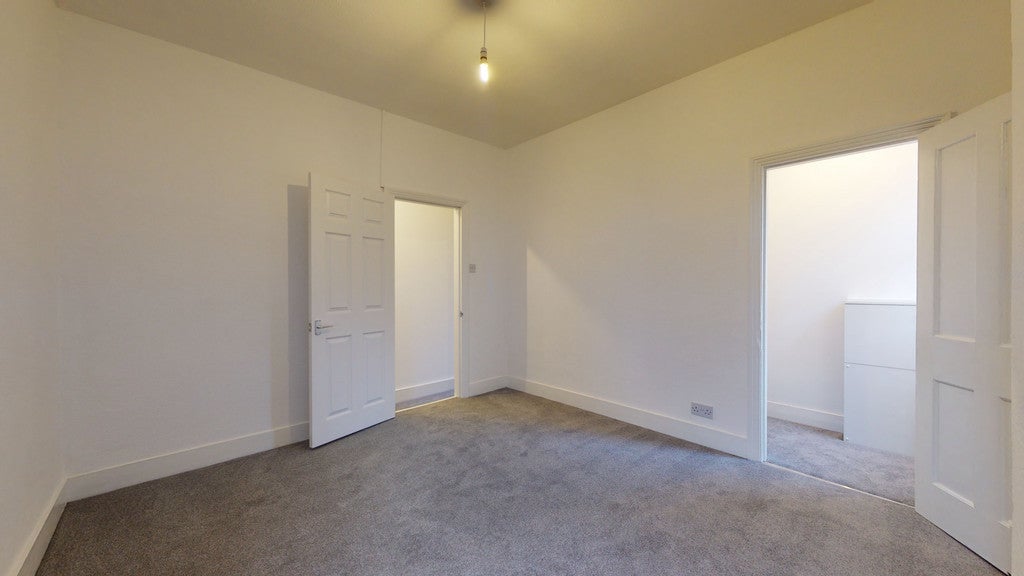Flat Carlyle Road in Greater London