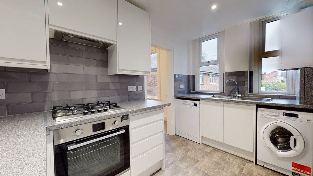 Flat Carlyle Road in Greater London