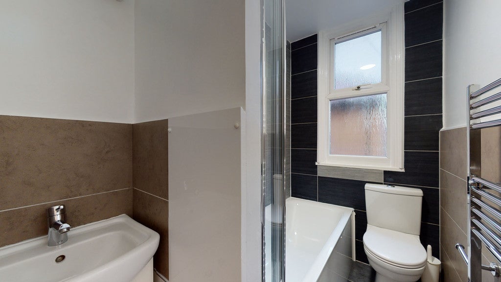 Flat Carlyle Road in Greater London