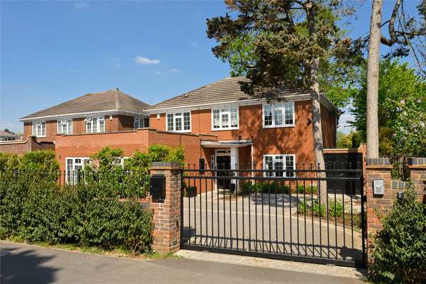 House Oatlands Chase in Elmbridge